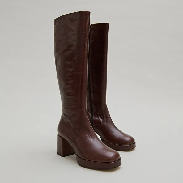 Heeled platform boots in brown distressed leather