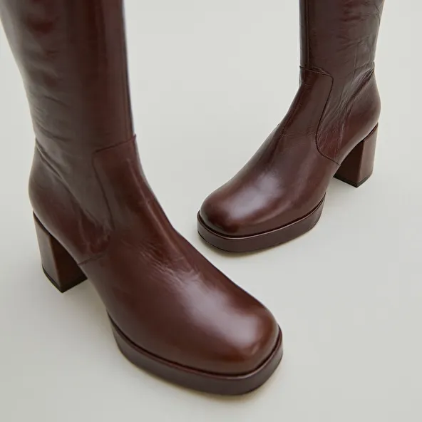 Heeled platform boots in brown distressed leather