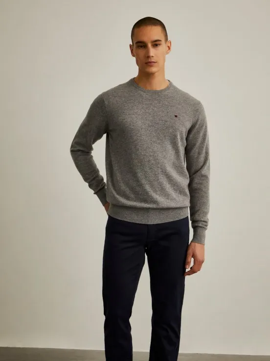 Long-sleeved wool sweater